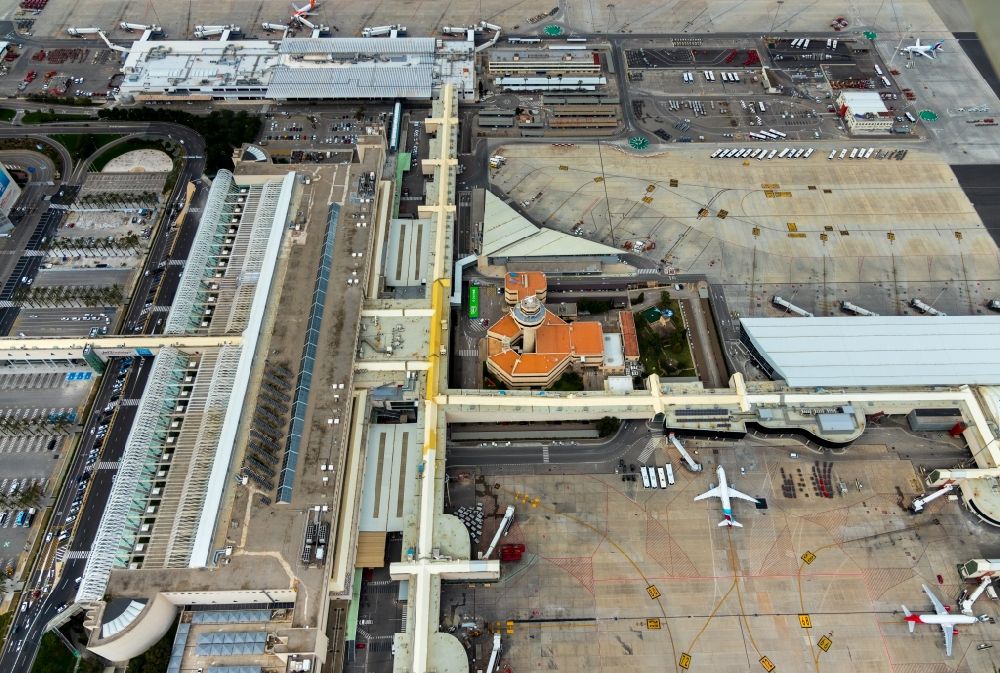 Luftbild Palma - Abfertigungs- Gebäude und Terminals auf dem Gelände des Flughafen in Palma in Islas Baleares, Spanien