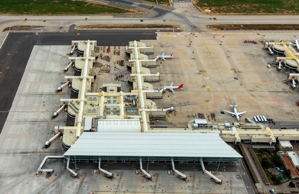Palma aus der Vogelperspektive: Abfertigungs- Gebäude und Terminals auf dem Gelände des Flughafen in Palma in Islas Baleares, Spanien