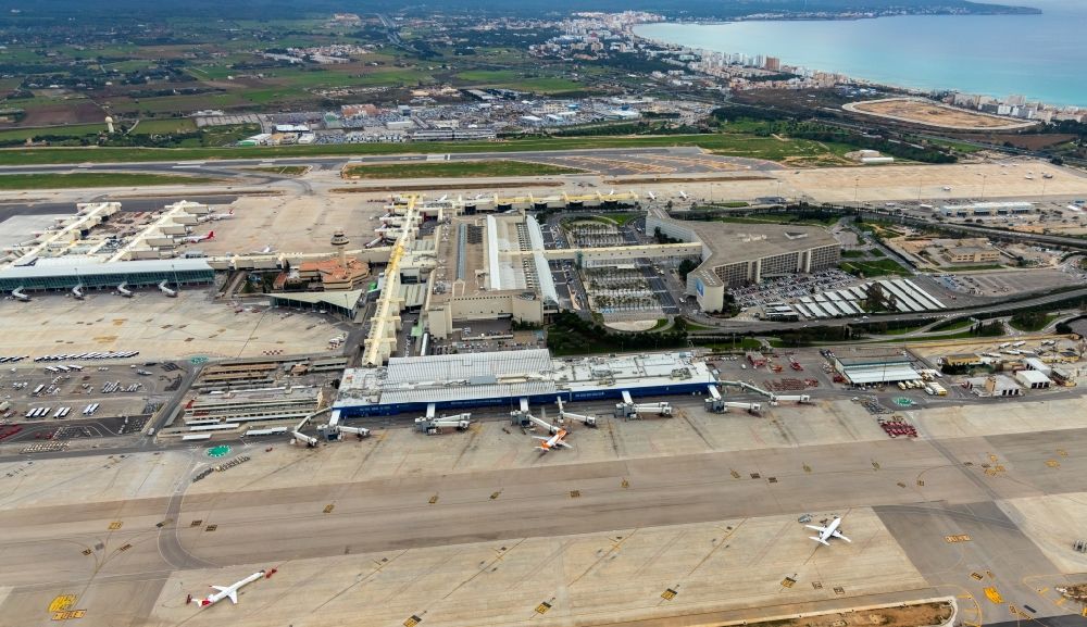 Luftaufnahme Palma - Abfertigungs- Gebäude und Terminals auf dem Gelände des Flughafen in Palma in Islas Baleares, Spanien