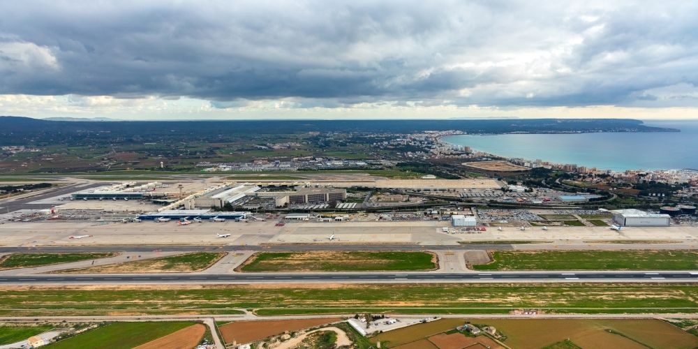 Palma von oben - Abfertigungs- Gebäude und Terminals auf dem Gelände des Flughafen in Palma in Islas Baleares, Spanien