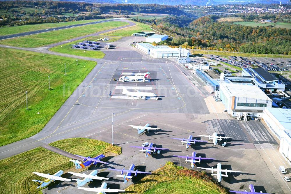Luftbild Saarbrücken - Abfertigungs- Gebäude und Terminals auf dem Gelände des Flughafen in Saarbrücken im Bundesland Saarland, Deutschland