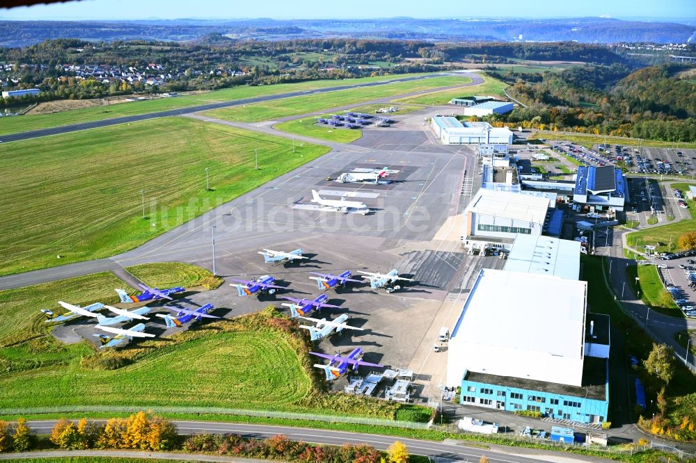 Luftaufnahme Saarbrücken - Abfertigungs- Gebäude und Terminals auf dem Gelände des Flughafen in Saarbrücken im Bundesland Saarland, Deutschland