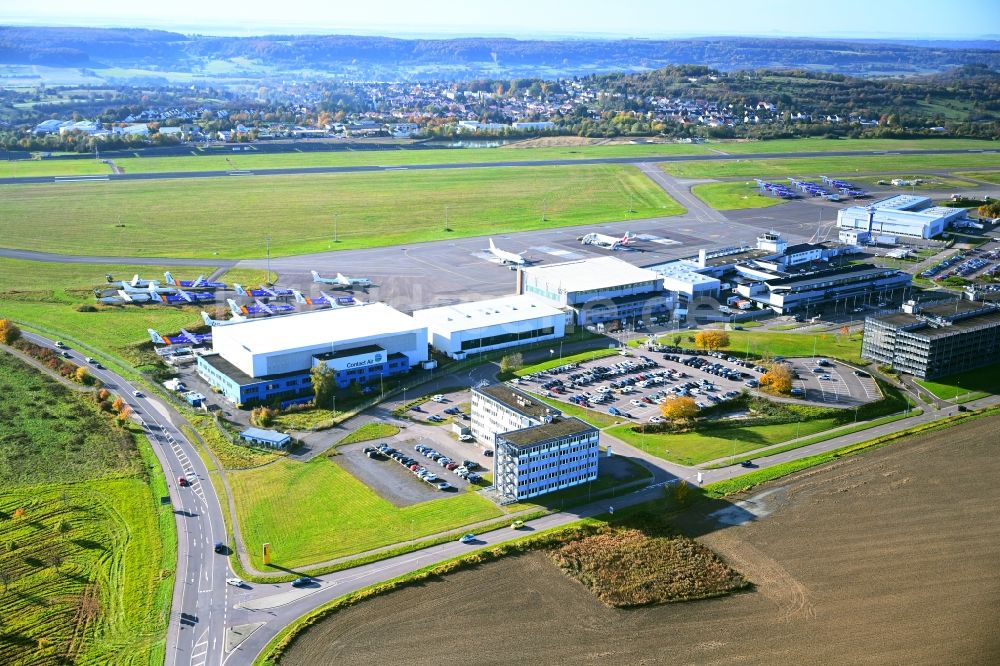 Saarbrücken von oben - Abfertigungs- Gebäude und Terminals auf dem Gelände des Flughafen in Saarbrücken im Bundesland Saarland, Deutschland