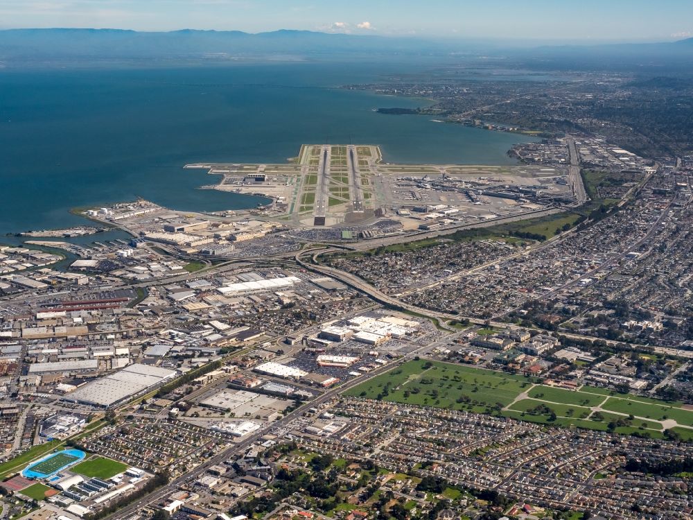 San Francisco von oben - Abfertigungs- Gebäude und Terminals auf dem Gelände des Flughafen in San Francisco in USA