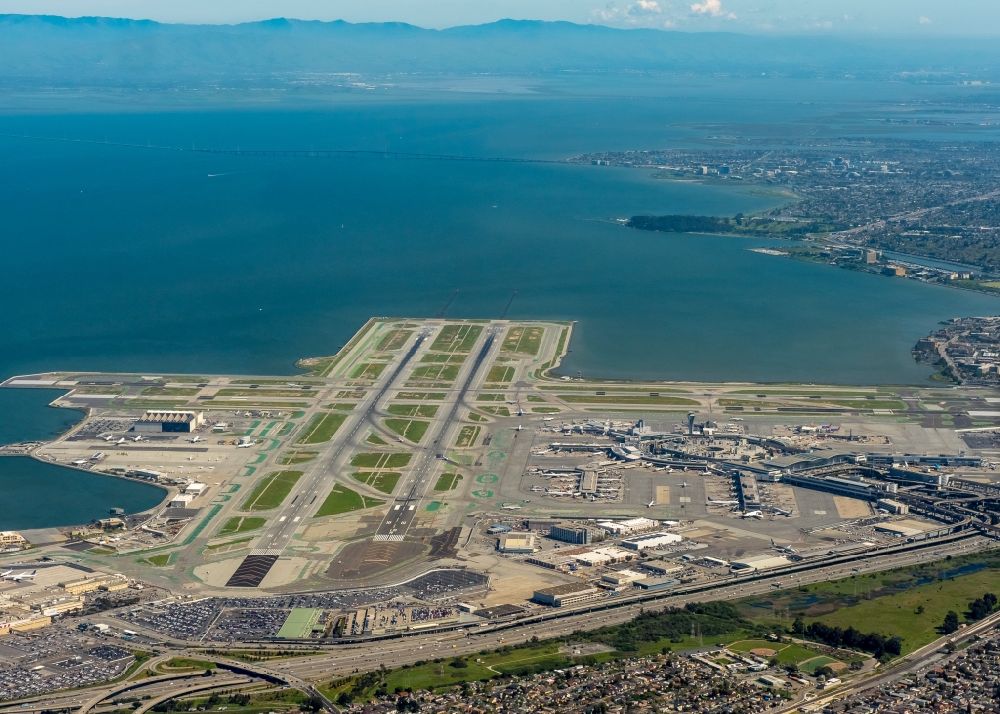 San Francisco aus der Vogelperspektive: Abfertigungs- Gebäude und Terminals auf dem Gelände des Flughafen in San Francisco in USA