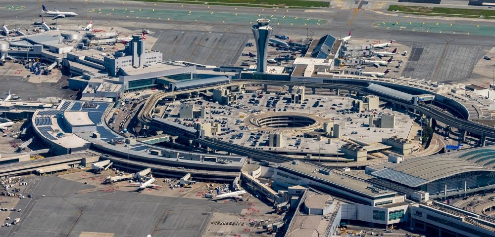 Luftaufnahme San Francisco - Abfertigungs- Gebäude und Terminals auf dem Gelände des Flughafen in San Francisco in USA