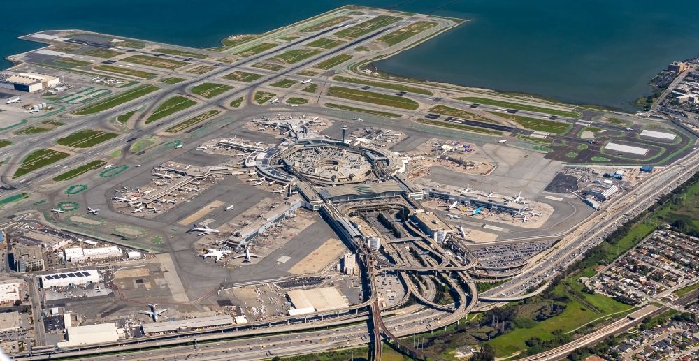 San Francisco aus der Vogelperspektive: Abfertigungs- Gebäude und Terminals auf dem Gelände des Flughafen in San Francisco in USA