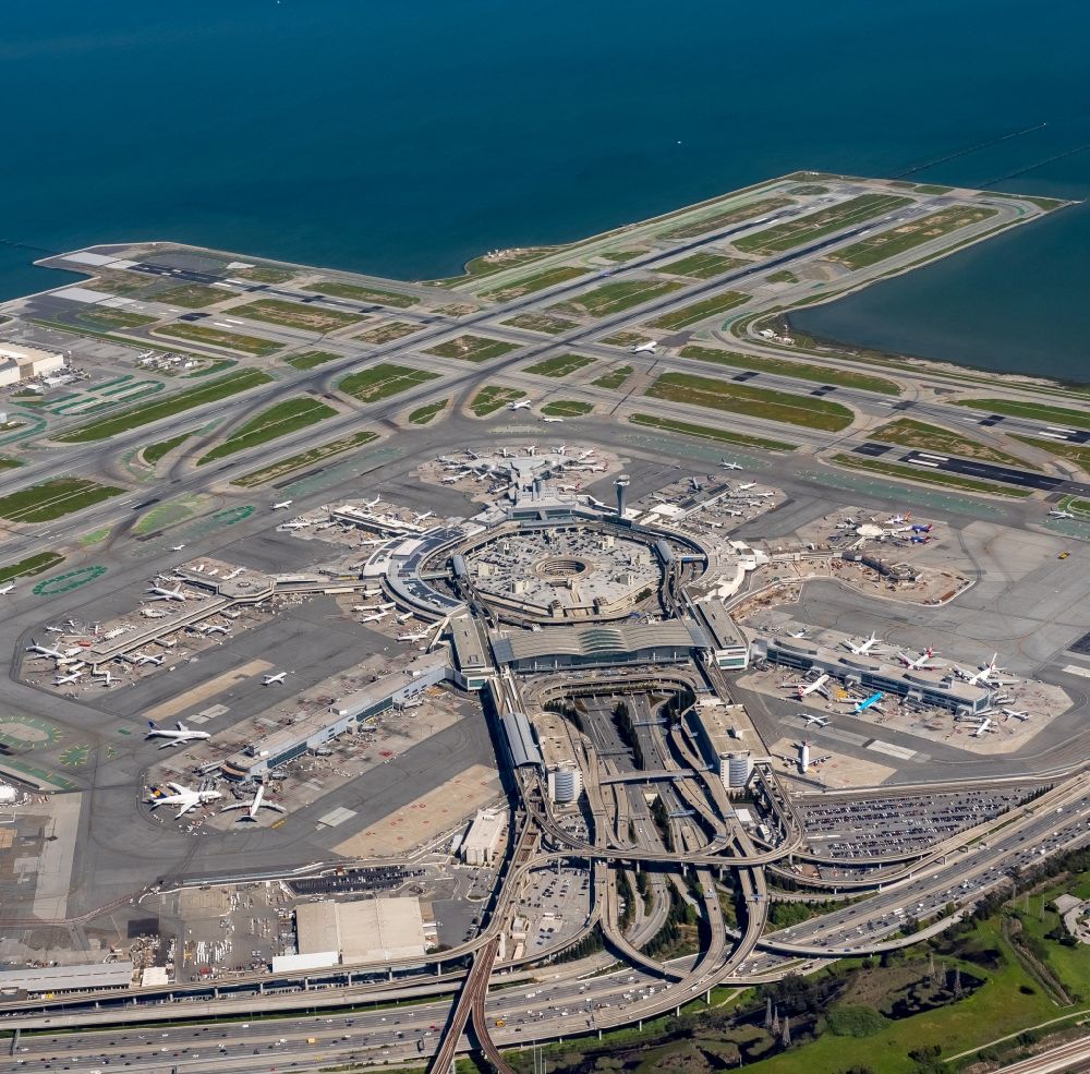 Luftbild San Francisco - Abfertigungs- Gebäude und Terminals auf dem Gelände des Flughafen in San Francisco in USA
