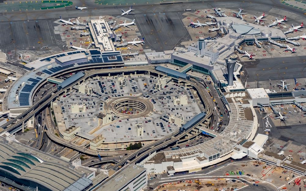 San Francisco von oben - Abfertigungs- Gebäude und Terminals auf dem Gelände des Flughafen in San Francisco in USA