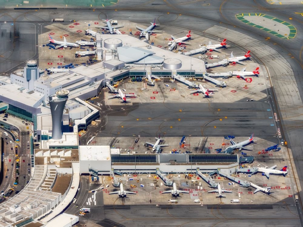 Luftbild San Francisco - Abfertigungs- Gebäude und Terminals auf dem Gelände des Flughafen in San Francisco in USA
