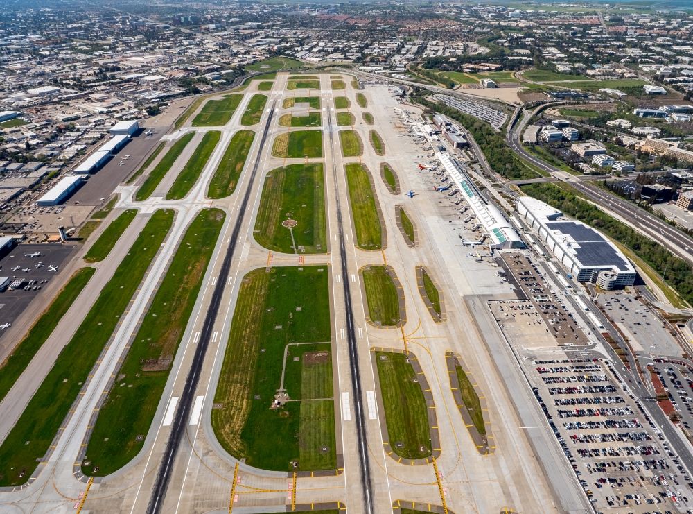 Luftaufnahme San Francisco - Abfertigungs- Gebäude und Terminals auf dem Gelände des Flughafen in San Francisco in USA