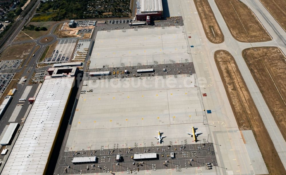 Luftbild Schkeuditz - Abfertigungs- Gebäude und Terminals auf dem Gelände des Flughafen in Schkeuditz im Bundesland Sachsen, Deutschland
