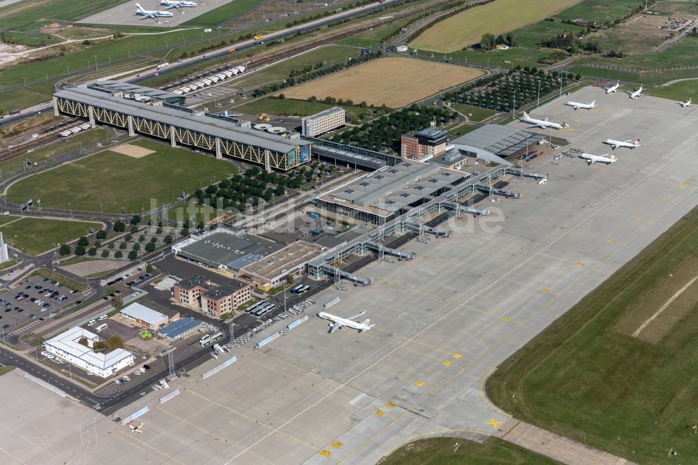 Luftbild Schkeuditz - Abfertigungs- Gebäude und Terminals auf dem Gelände des Flughafen in Schkeuditz im Bundesland Sachsen, Deutschland