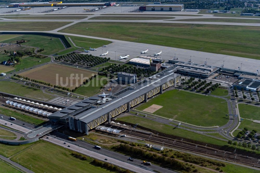 Schkeuditz von oben - Abfertigungs- Gebäude und Terminals auf dem Gelände des Flughafen in Schkeuditz im Bundesland Sachsen, Deutschland