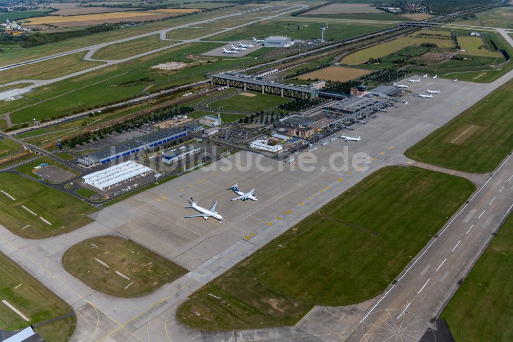 Luftaufnahme Schkeuditz - Abfertigungs- Gebäude und Terminals auf dem Gelände des Flughafen in Schkeuditz im Bundesland Sachsen, Deutschland