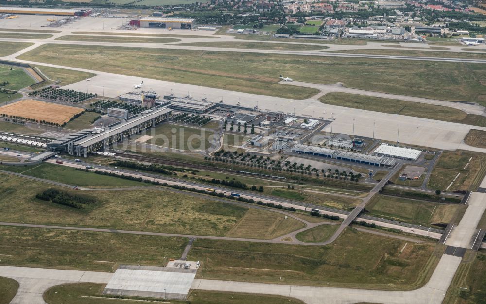 Luftaufnahme Schkeuditz - Abfertigungs- Gebäude und Terminals auf dem Gelände des Flughafen in Schkeuditz im Bundesland Sachsen, Deutschland