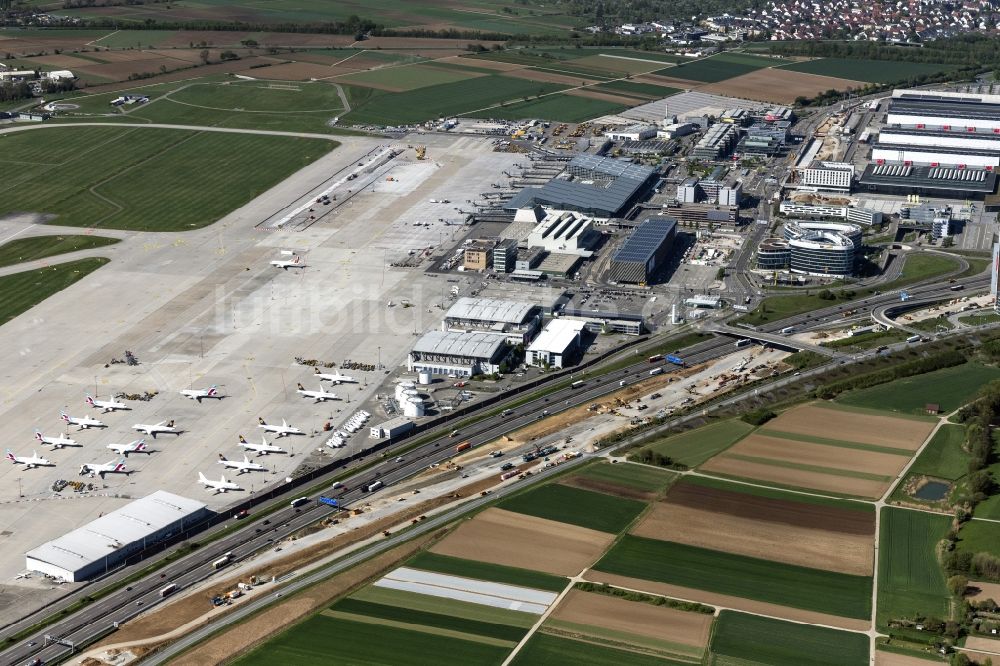 Luftbild Stuttgart - Abfertigungs- Gebäude und Terminals auf dem Gelände des Flughafen in Stuttgart im Bundesland Baden-Württemberg, Deutschland