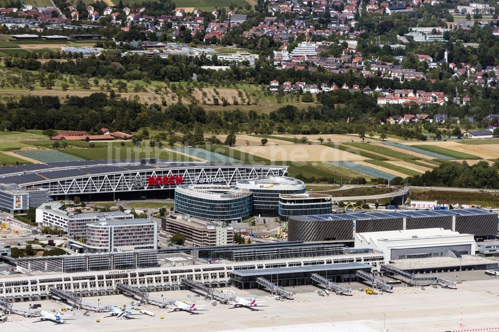 Stuttgart von oben - Abfertigungs- Gebäude und Terminals auf dem Gelände des Flughafen in Stuttgart im Bundesland Baden-Württemberg, Deutschland