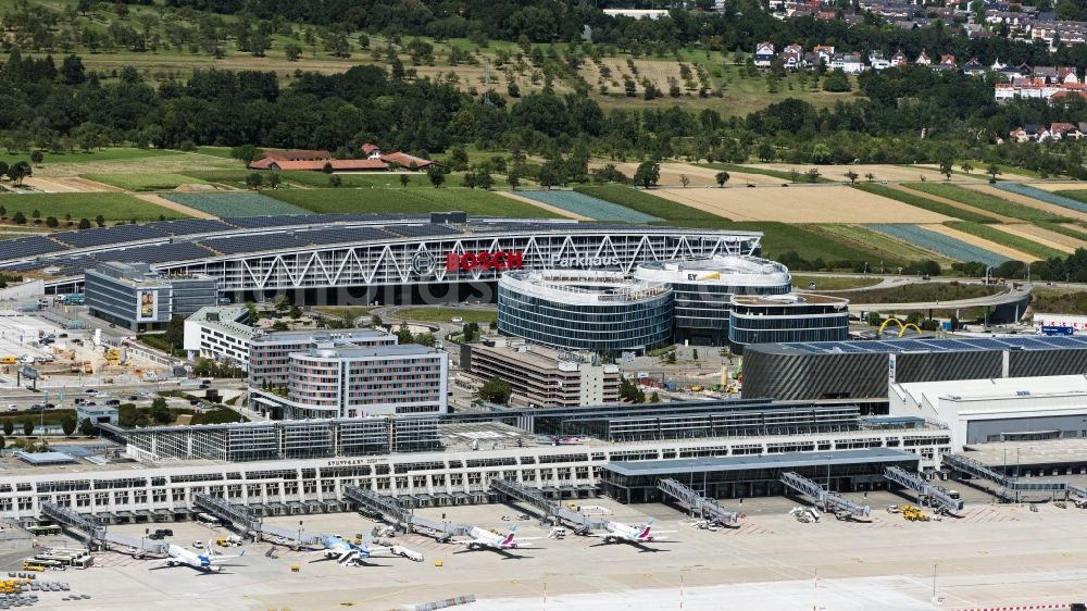 Stuttgart aus der Vogelperspektive: Abfertigungs- Gebäude und Terminals auf dem Gelände des Flughafen in Stuttgart im Bundesland Baden-Württemberg, Deutschland