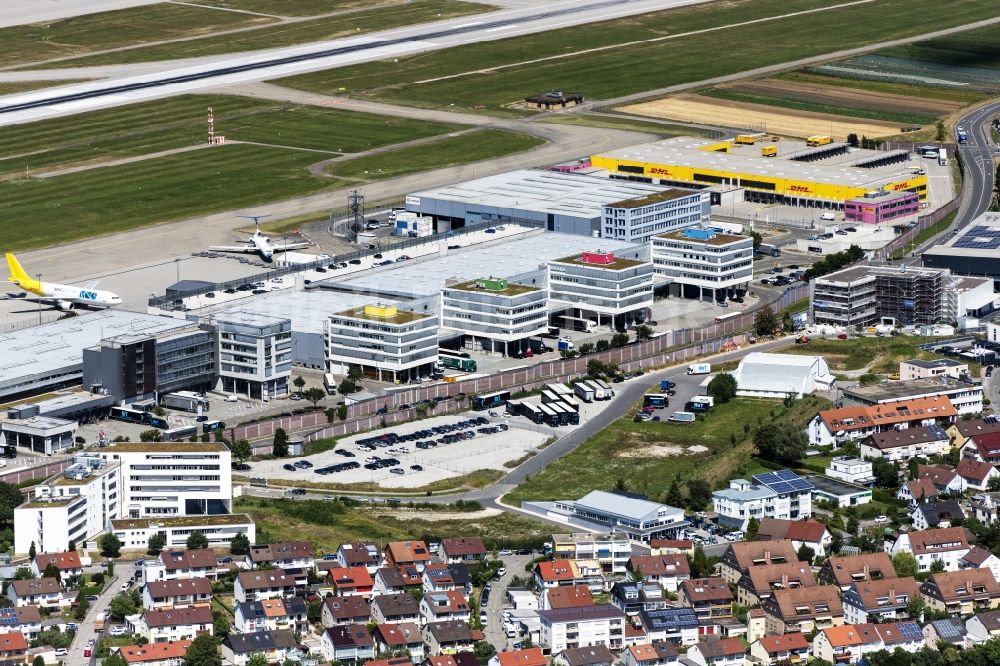 Luftbild Stuttgart - Abfertigungs- Gebäude und Terminals auf dem Gelände des Flughafen in Stuttgart im Bundesland Baden-Württemberg, Deutschland