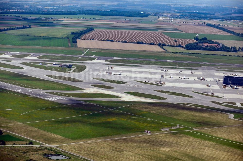 Luftaufnahme Wien - Abfertigungs- Gebäude und Terminals auf dem Gelände des Flughafen in Wien in Niederösterreich, Österreich