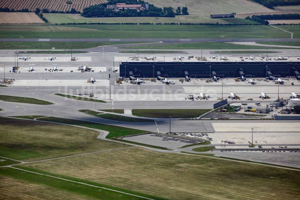 Wien von oben - Abfertigungs- Gebäude und Terminals auf dem Gelände des Flughafen in Wien in Niederösterreich, Österreich