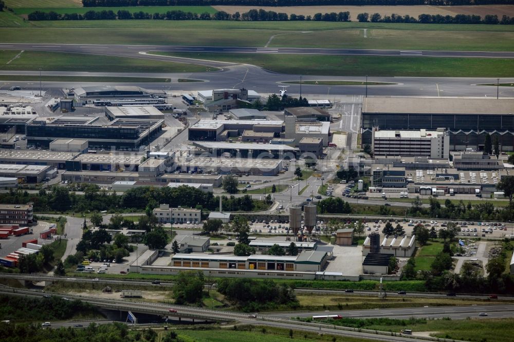 Luftaufnahme Wien - Abfertigungs- Gebäude und Terminals auf dem Gelände des Flughafen in Wien in Niederösterreich, Österreich