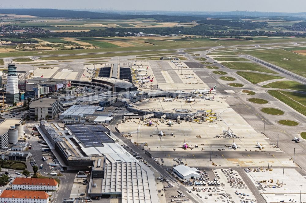 Wien aus der Vogelperspektive: Abfertigungs- Gebäude und Terminals auf dem Gelände des Flughafen in Wien in Niederösterreich, Österreich