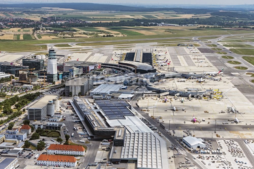 Luftbild Wien - Abfertigungs- Gebäude und Terminals auf dem Gelände des Flughafen in Wien in Niederösterreich, Österreich
