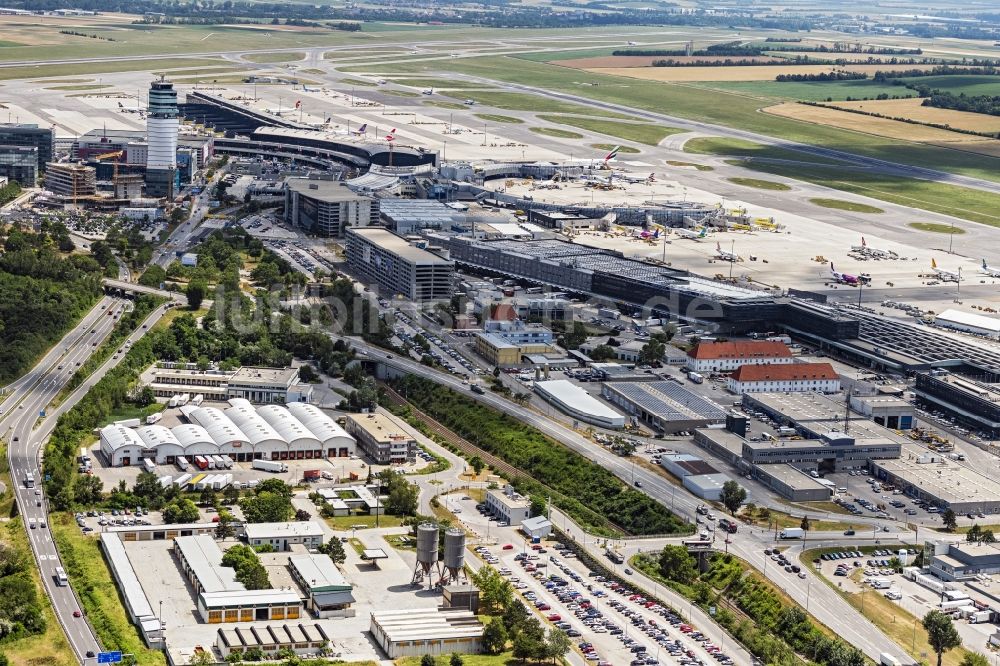 Wien von oben - Abfertigungs- Gebäude und Terminals auf dem Gelände des Flughafen in Wien in Niederösterreich, Österreich