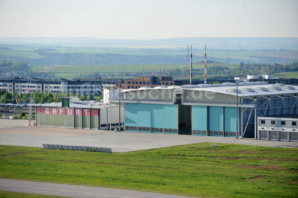 Luftaufnahme Erfurt - Abfertigungshallen und Terminals am am Flughafen Erfurt- Bindersleben
