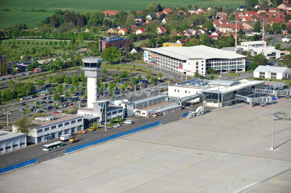 Erfurt von oben - Abfertigungshallen und Terminals am am Flughafen Erfurt- Bindersleben