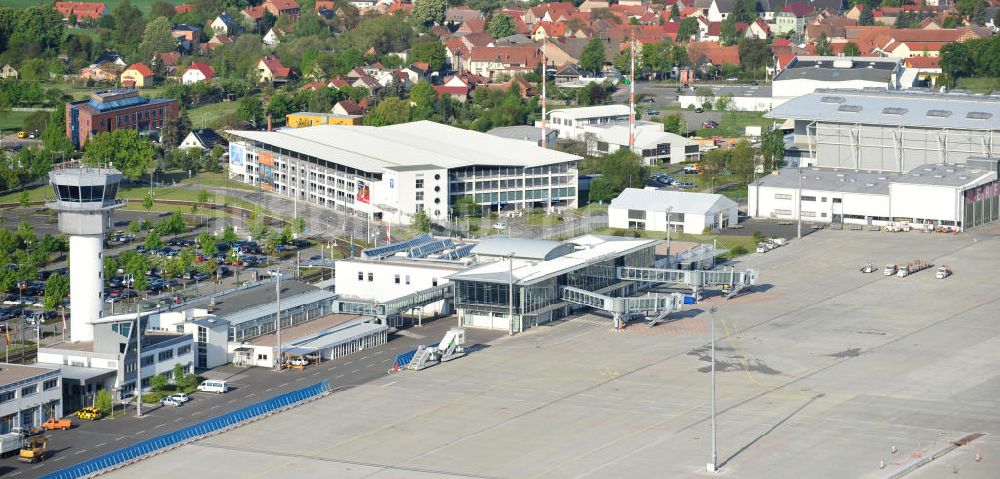 Erfurt aus der Vogelperspektive: Abfertigungshallen und Terminals am am Flughafen Erfurt- Bindersleben