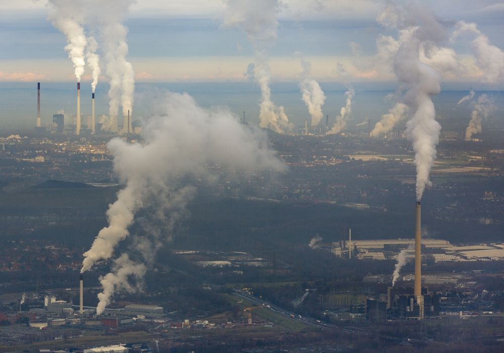 Luftbild Essen - Abgaswolken aus rauchenden Schloten der Industriegebiete bei Essen im Bundesland Nordrhein-Westfalen