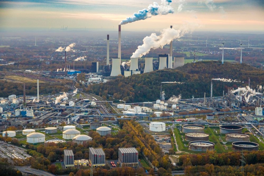 Luftbild Gelsenkirchen - Abgaswolken aus den Schloten des Kohlekraftwerkes Uniper Gelsenkirchen-Scholven in Gelsenkirchen im Bundesland Nordrhein-Westfalen, Deutschland