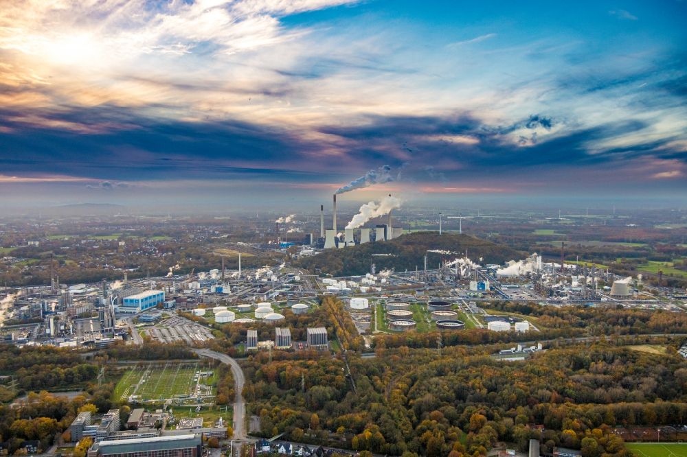 Luftaufnahme Gelsenkirchen - Abgaswolken aus den Schloten des Kohlekraftwerkes Uniper Gelsenkirchen-Scholven in Gelsenkirchen im Bundesland Nordrhein-Westfalen, Deutschland