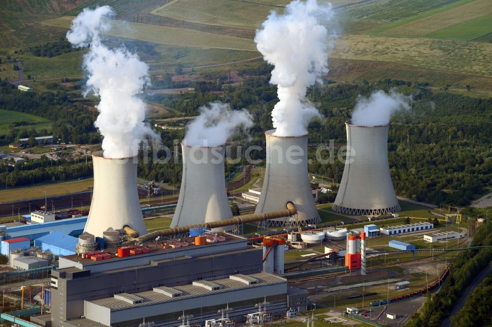 Kadan von oben - Abgaswolken aus den Schloten der Kraftwerksanlagen des Kohle- Heizkraftwerkes CEZ Energeticke produkty s.r.o. Kraftwerk Tusimice in Kadan in Ustecky kraj - Aussiger Region, Tschechien