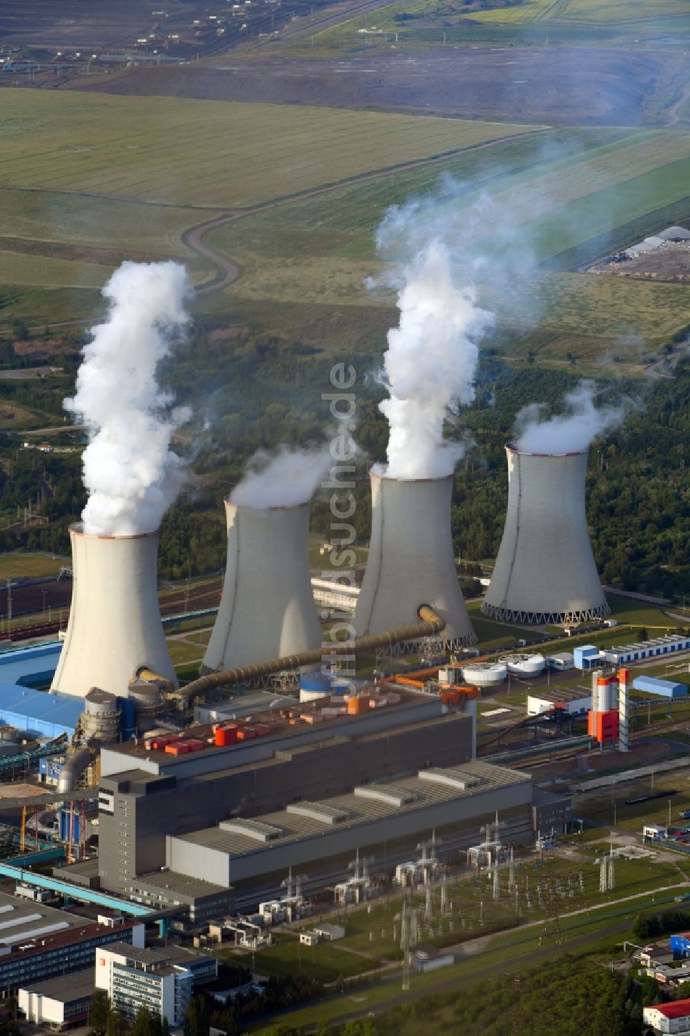 Luftbild Kadan - Abgaswolken aus den Schloten der Kraftwerksanlagen des Kohle- Heizkraftwerkes CEZ Energeticke produkty s.r.o. Kraftwerk Tusimice in Kadan in Ustecky kraj - Aussiger Region, Tschechien