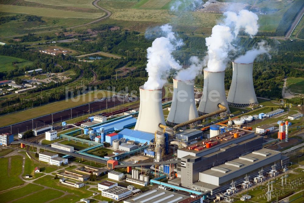 Luftaufnahme Kadan - Abgaswolken aus den Schloten der Kraftwerksanlagen des Kohle- Heizkraftwerkes CEZ Energeticke produkty s.r.o. Kraftwerk Tusimice in Kadan in Ustecky kraj - Aussiger Region, Tschechien