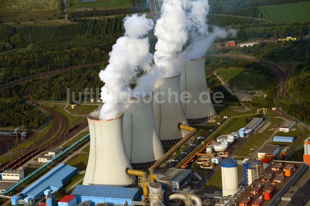 Kadan aus der Vogelperspektive: Abgaswolken aus den Schloten der Kraftwerksanlagen des Kohle- Heizkraftwerkes CEZ Energeticke produkty s.r.o. Kraftwerk Tusimice in Kadan in Ustecky kraj - Aussiger Region, Tschechien