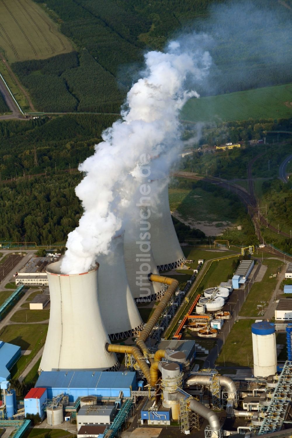 Luftaufnahme Kadan - Abgaswolken aus den Schloten der Kraftwerksanlagen des Kohle- Heizkraftwerkes CEZ Energeticke produkty s.r.o. Kraftwerk Tusimice in Kadan in Ustecky kraj - Aussiger Region, Tschechien
