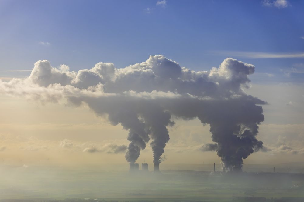 Luftbild Grevenbroich - Abgaswolken aus den Schloten der Kraftwerksanlagen des Kohle- Heizkraftwerkes Frimmersdorf in Grevenbroich im Bundesland Nordrhein-Westfalen, Deutschland