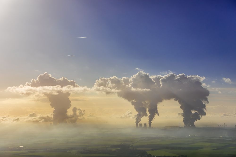 Luftaufnahme Grevenbroich - Abgaswolken aus den Schloten der Kraftwerksanlagen des Kohle- Heizkraftwerkes Frimmersdorf in Grevenbroich im Bundesland Nordrhein-Westfalen, Deutschland