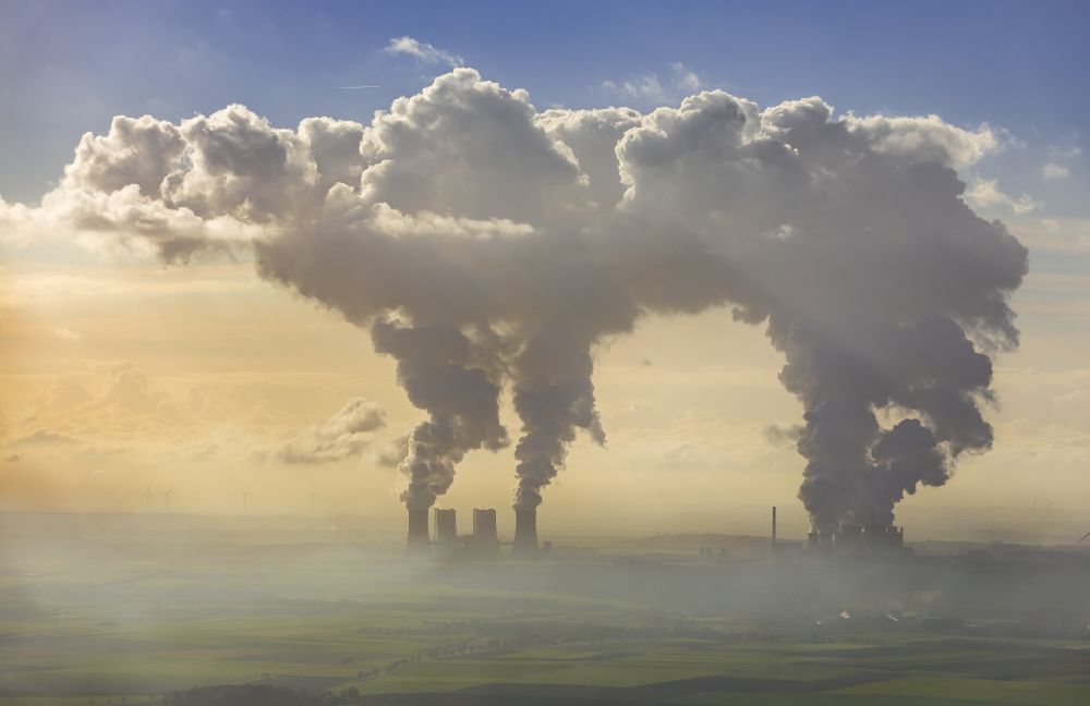 Grevenbroich von oben - Abgaswolken aus den Schloten der Kraftwerksanlagen des Kohle- Heizkraftwerkes Frimmersdorf in Grevenbroich im Bundesland Nordrhein-Westfalen, Deutschland