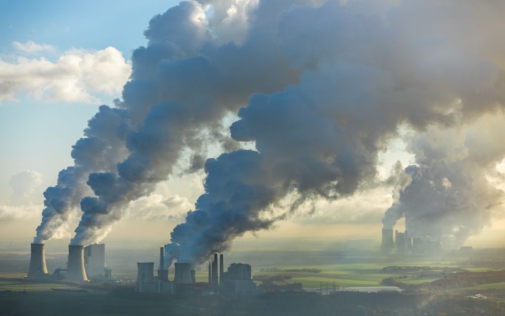 Luftbild Grevenbroich - Abgaswolken aus den Schloten der Kraftwerksanlagen des Kohle- Heizkraftwerkes Frimmersdorf in Grevenbroich im Bundesland Nordrhein-Westfalen, Deutschland