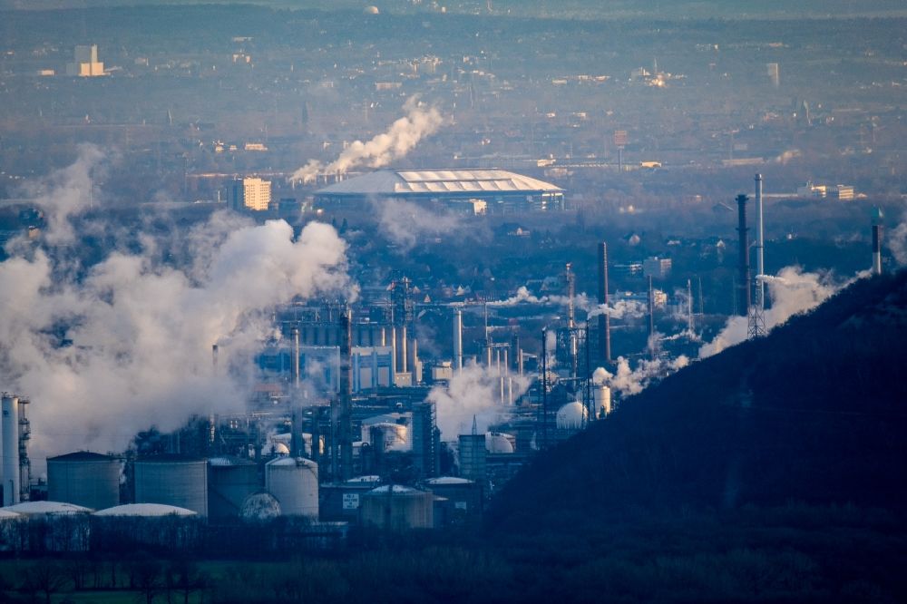 Gelsenkirchen von oben - Abgaswolken aus den Schloten der Kraftwerksanlagen des Kohle- Heizkraftwerkes in Gelsenkirchen im Bundesland Nordrhein-Westfalen, Deutschland