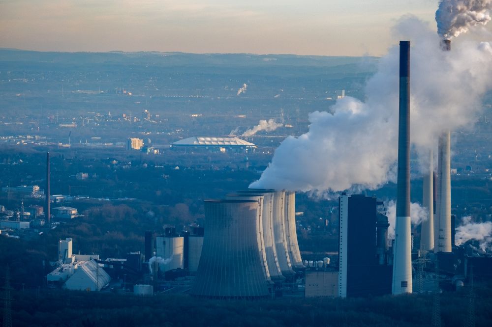 Luftaufnahme Gelsenkirchen - Abgaswolken aus den Schloten der Kraftwerksanlagen des Kohle- Heizkraftwerkes in Gelsenkirchen im Bundesland Nordrhein-Westfalen, Deutschland