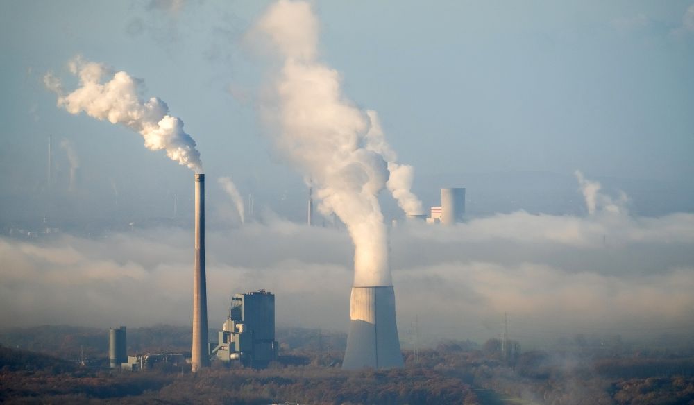 Luftbild Bergkamen - Abgaswolken aus den Schloten der Kraftwerksanlagen des Kohle- Heizkraftwerkes Gemeinschaftskraftwerk Bergkamen am Westhellenweg in Bergkamen im Bundesland Nordrhein-Westfalen, Deutschland