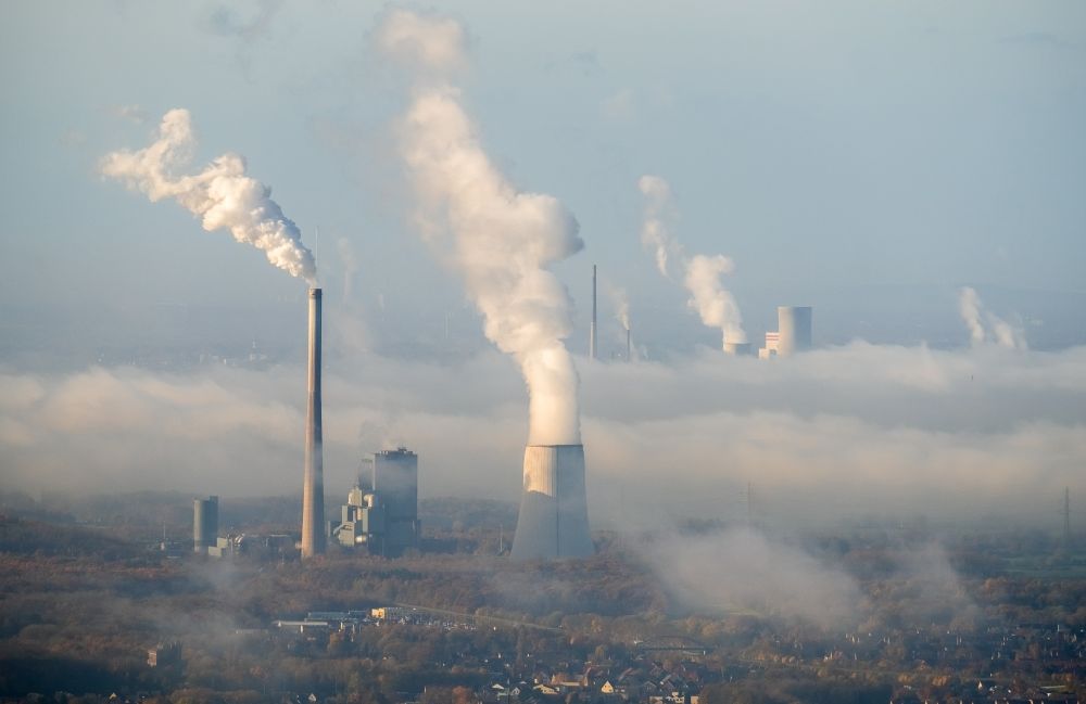Luftaufnahme Bergkamen - Abgaswolken aus den Schloten der Kraftwerksanlagen des Kohle- Heizkraftwerkes Gemeinschaftskraftwerk Bergkamen am Westhellenweg in Bergkamen im Bundesland Nordrhein-Westfalen, Deutschland