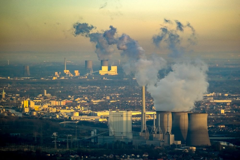 Luftbild Hamm - Abgaswolken aus den Schloten der Kraftwerksanlagen des Kohle- Heizkraftwerkes in Hamm im Bundesland Nordrhein-Westfalen, Deutschland